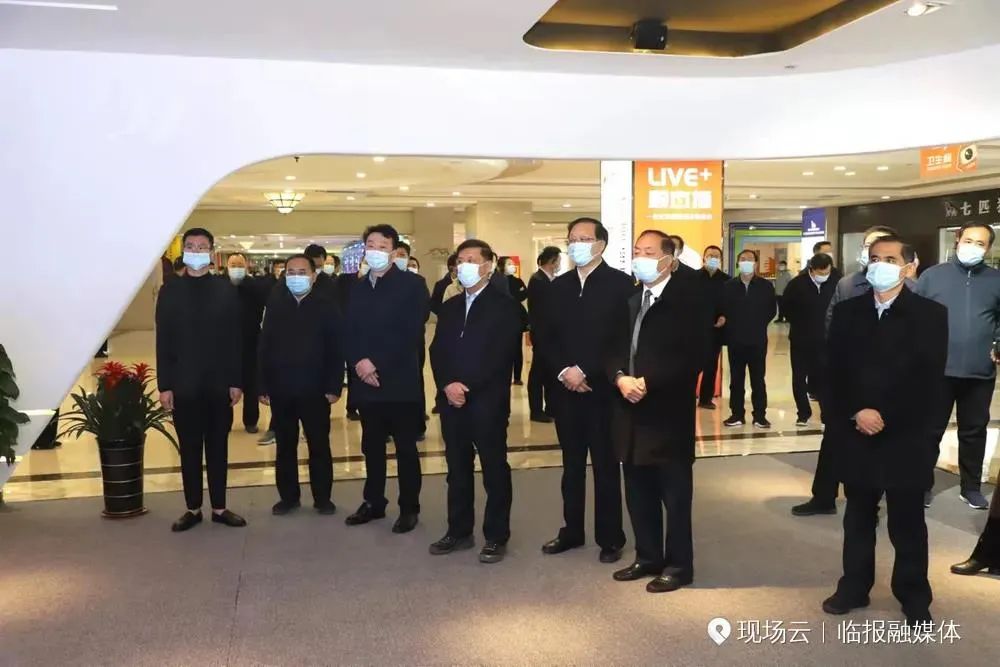 2021年全市推動高質量發(fā)展現(xiàn)場交流會與會領導來順和直播電商科技產業(yè)園觀摩