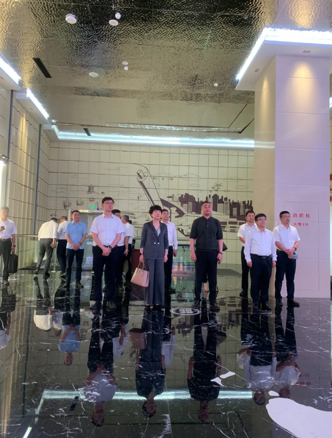 恒豐銀行總行公司金融部總經(jīng)理劉瑩一行蒞臨順和天源物流園、順和國際智慧物流園參觀考察
